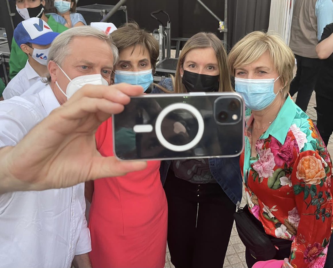 evelynmatthei's tweet image. Gran cierre de campaña de @joseantoniokast ✌🏻. El domingo #TodoVaAEstarBien, iniciemos juntos un camino de futuro, donde todos seamos parte, en el que el respeto y el diálogo sean el camino. Una alegría haber aportado junto a @pdazan y @MarceSabat nuestra energía y cariño por 🇨🇱