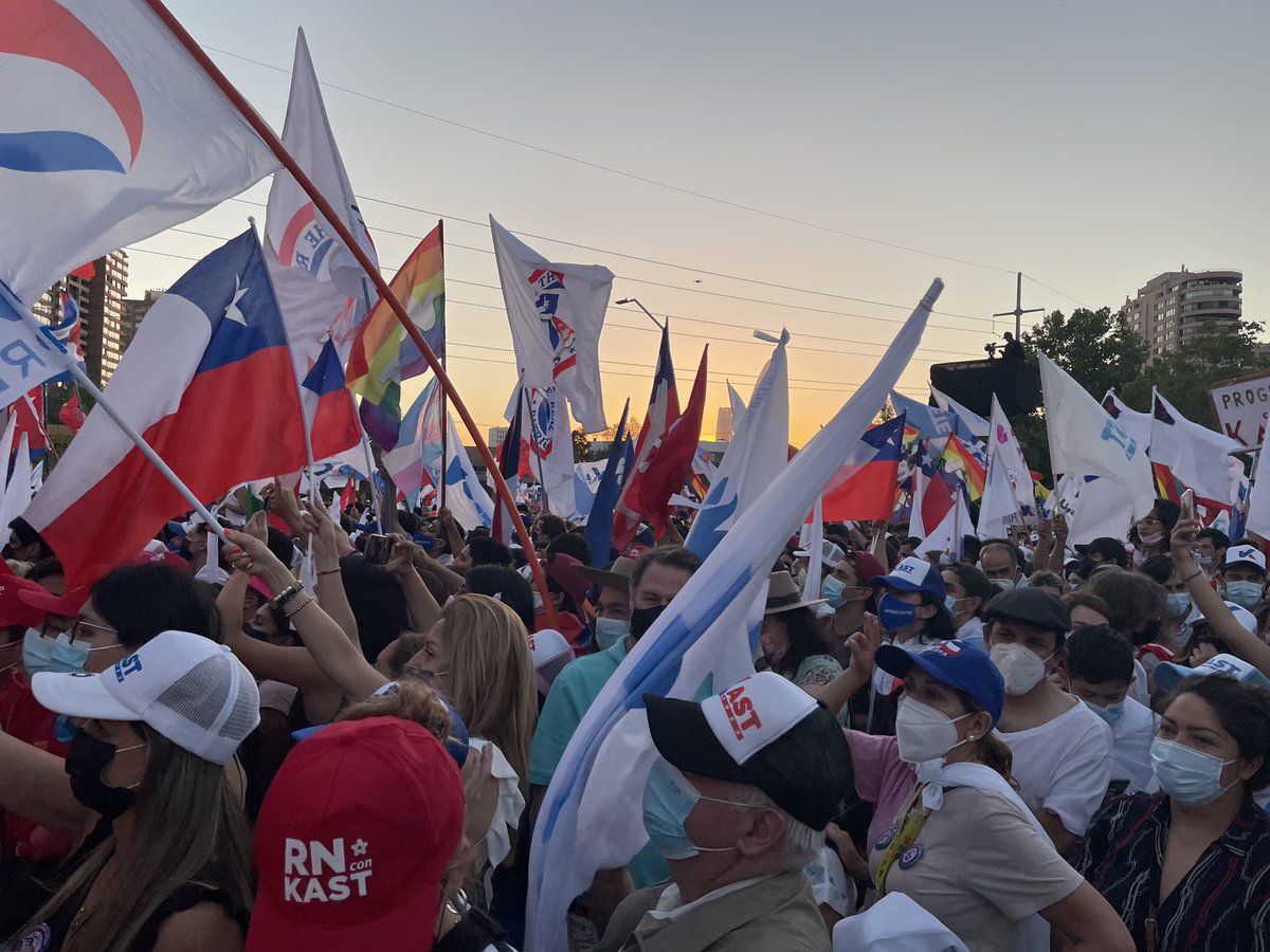 evelynmatthei's tweet image. Gran cierre de campaña de @joseantoniokast ✌🏻. El domingo #TodoVaAEstarBien, iniciemos juntos un camino de futuro, donde todos seamos parte, en el que el respeto y el diálogo sean el camino. Una alegría haber aportado junto a @pdazan y @MarceSabat nuestra energía y cariño por 🇨🇱