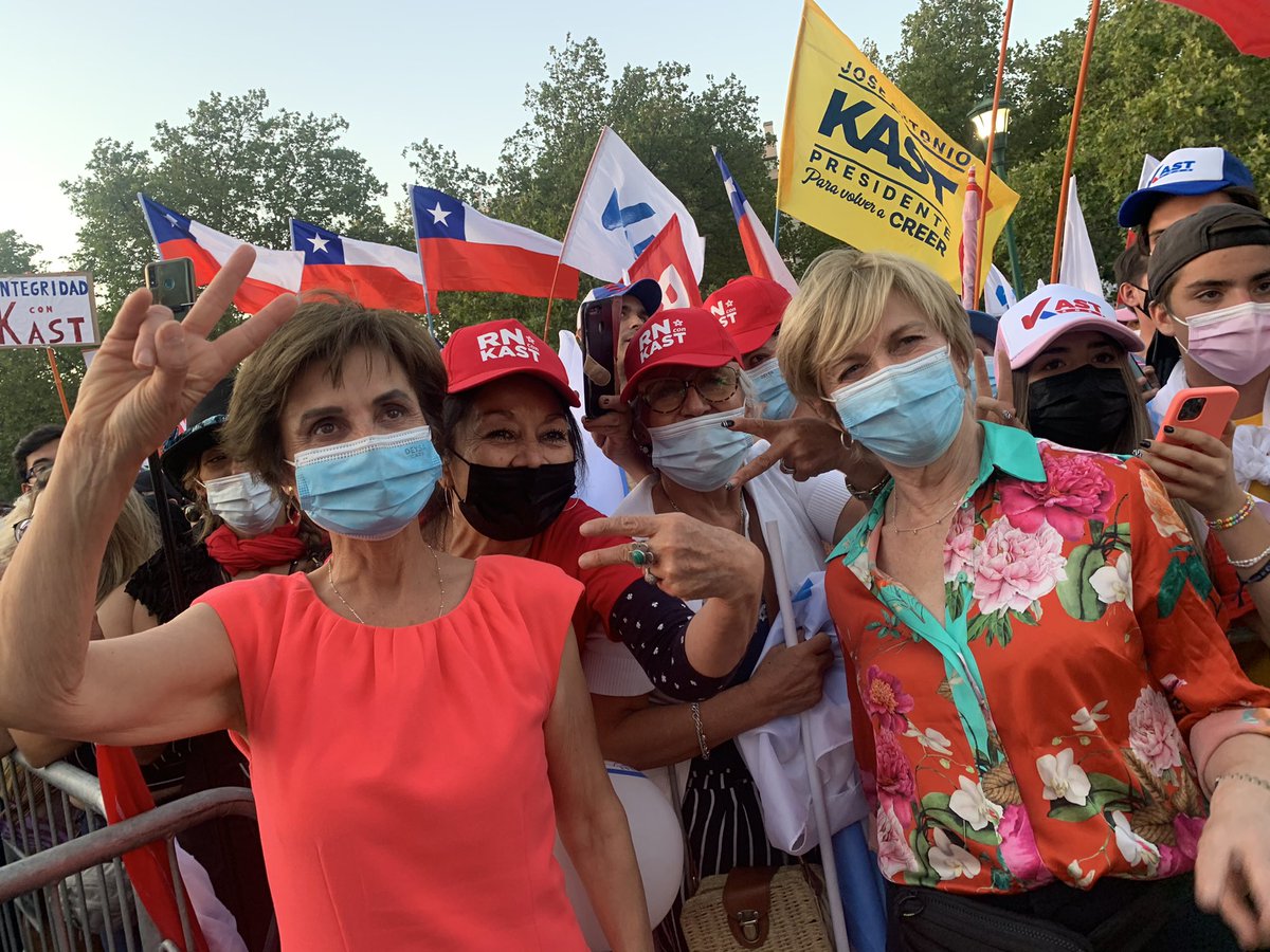 evelynmatthei's tweet image. Gran cierre de campaña de @joseantoniokast ✌🏻. El domingo #TodoVaAEstarBien, iniciemos juntos un camino de futuro, donde todos seamos parte, en el que el respeto y el diálogo sean el camino. Una alegría haber aportado junto a @pdazan y @MarceSabat nuestra energía y cariño por 🇨🇱