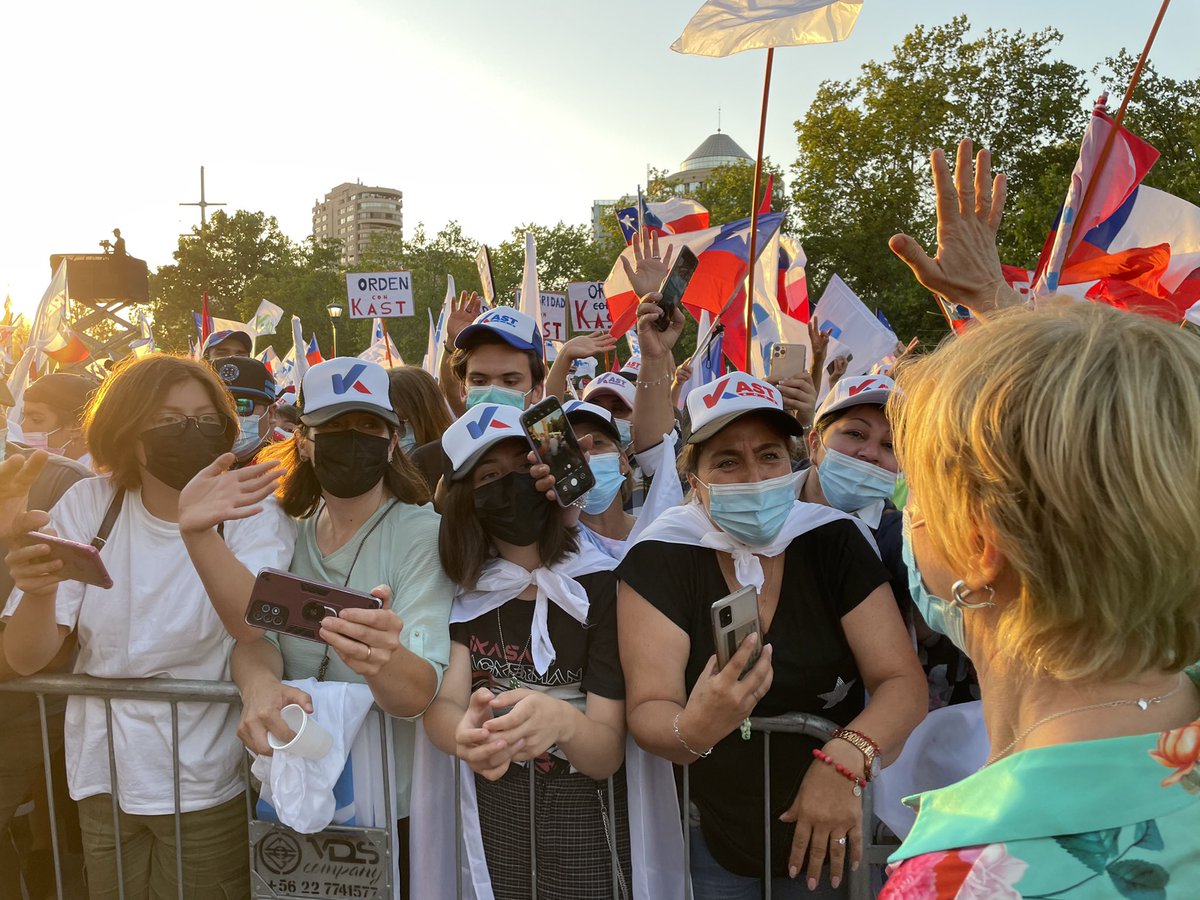 evelynmatthei's tweet image. Gran cierre de campaña de @joseantoniokast ✌🏻. El domingo #TodoVaAEstarBien, iniciemos juntos un camino de futuro, donde todos seamos parte, en el que el respeto y el diálogo sean el camino. Una alegría haber aportado junto a @pdazan y @MarceSabat nuestra energía y cariño por 🇨🇱