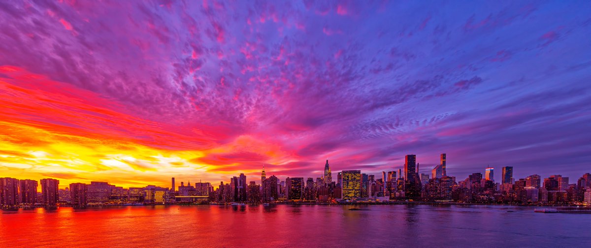 isardasorensen's tweet photo. Fiery #sunset skies of pink &amp; gold tonight in #NYC. https://t.co/hz2NN039io