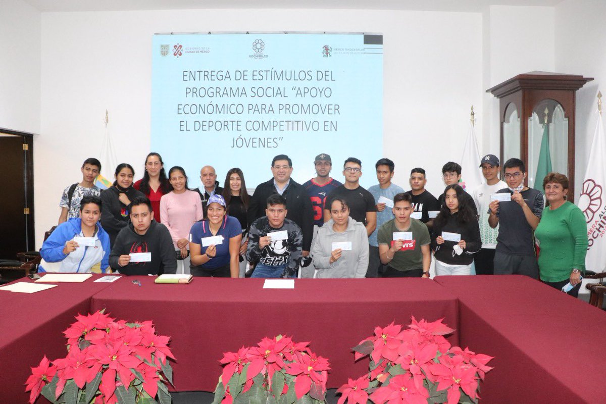 JoseCarlosXoch's tweet photo. Somos una alcaldía con gran tradición deportiva y de cultura física. Por tal motivo, entregué esta tarde 25 apoyos a deportistas de distintas disciplinas, ya que con su esfuerzo diario ponen en alto el nombre de Xochimilco, tanto a nivel nacional como internacional. https://t.co/bXhR8vmyb7