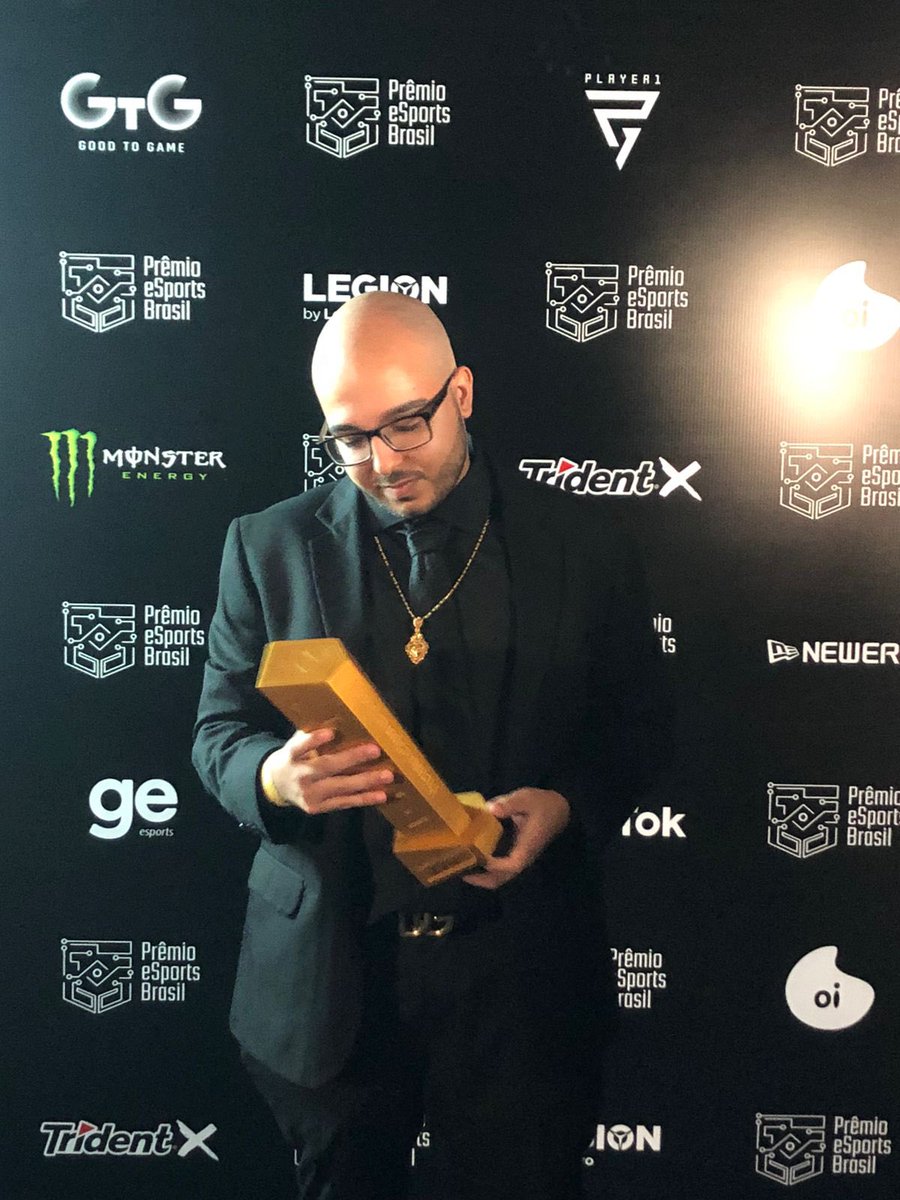 gustavosacy's tweet photo. Ano maluco. Do MOBA para o FPS. 

Esse aqui foi gracas aos meus companheiros de equipe, staff, noiva, familia, e fãs. Muito obrigado ❤️ https://t.co/gts1Uv4FB2
