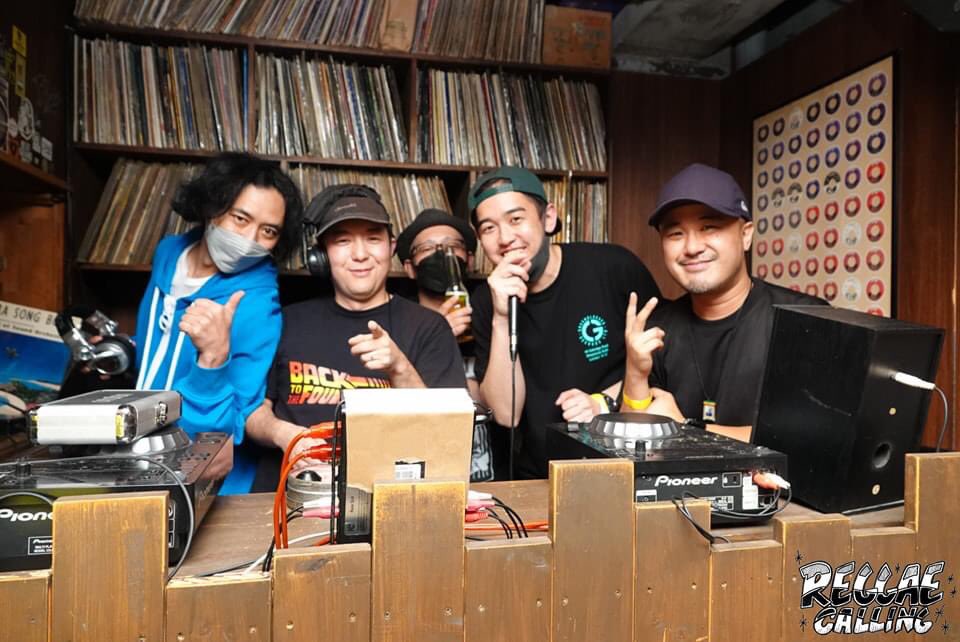 STIFFYBOTHWINGS's tweet photo. 2021/12/12 (sun) REGGAE CALLING @新宿カブキラウンジ
初カブキラウンジでのプレイありがとうございました!
Respect レゲコファミリー🎶🍩
Photo by @hdzee127
#reggaecalling #vinyl #records #shinjuku #カブキラウンジ #reggae #dancehall #tokyo https://t.co/1dXhmjs7v9