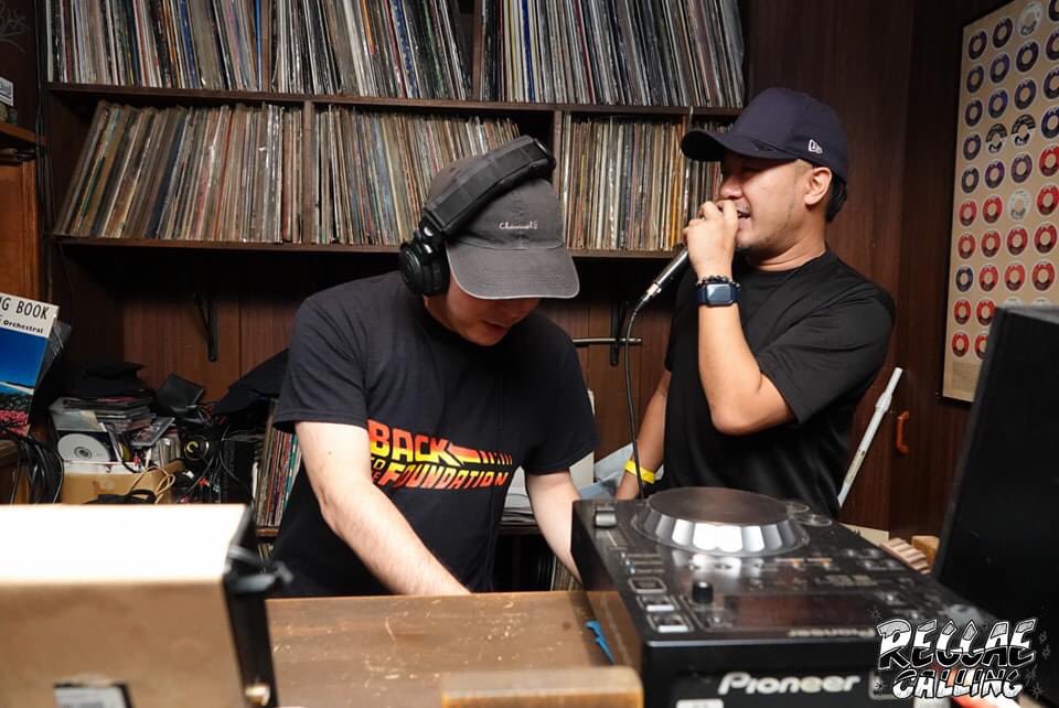 STIFFYBOTHWINGS's tweet photo. 2021/12/12 (sun) REGGAE CALLING @新宿カブキラウンジ
初カブキラウンジでのプレイありがとうございました!
Respect レゲコファミリー🎶🍩
Photo by @hdzee127
#reggaecalling #vinyl #records #shinjuku #カブキラウンジ #reggae #dancehall #tokyo https://t.co/1dXhmjs7v9