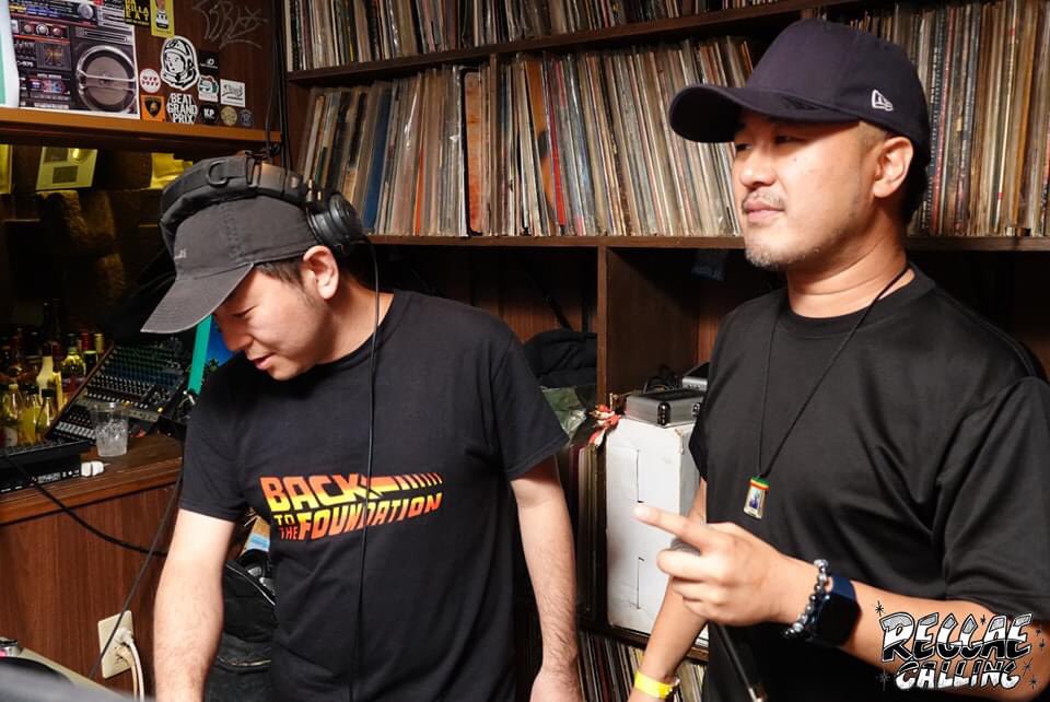 STIFFYBOTHWINGS's tweet photo. 2021/12/12 (sun) REGGAE CALLING @新宿カブキラウンジ
初カブキラウンジでのプレイありがとうございました!
Respect レゲコファミリー🎶🍩
Photo by @hdzee127
#reggaecalling #vinyl #records #shinjuku #カブキラウンジ #reggae #dancehall #tokyo https://t.co/1dXhmjs7v9