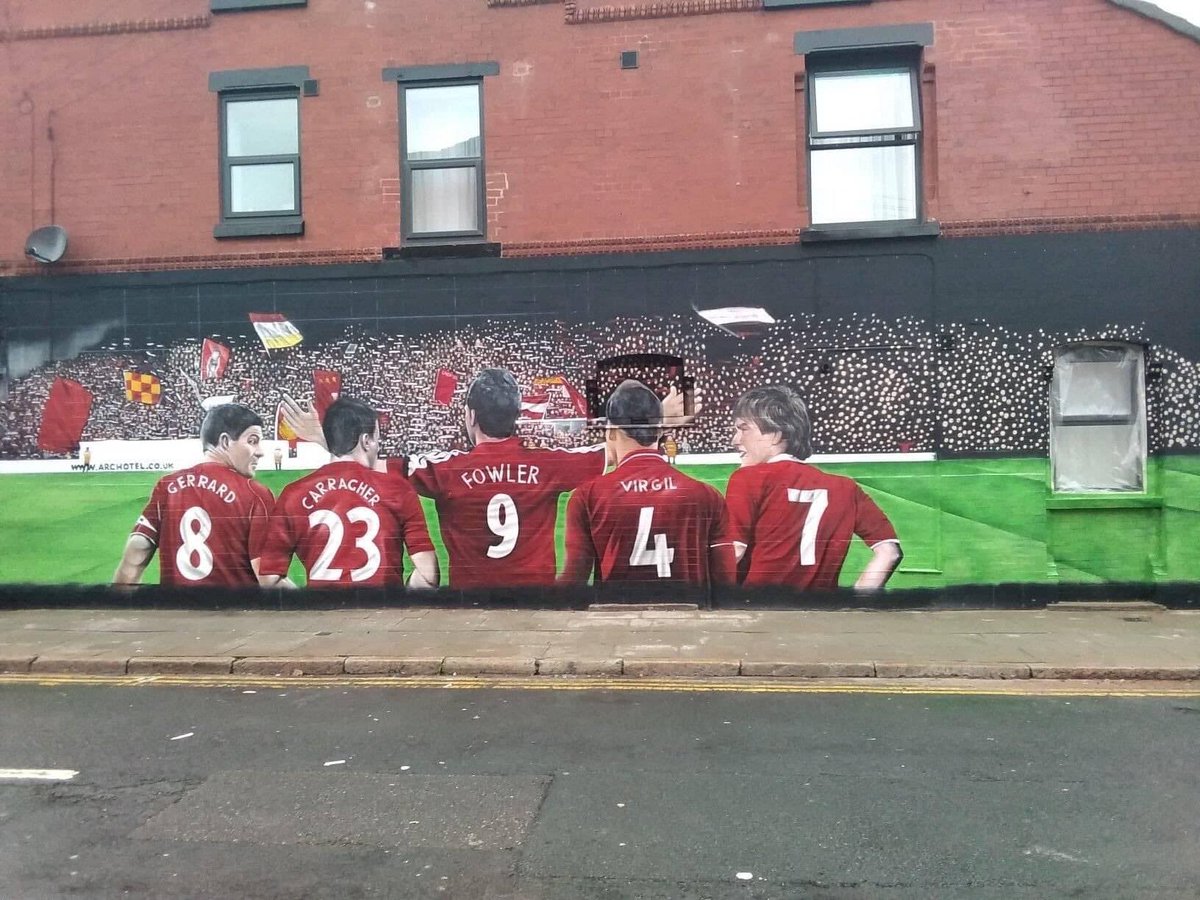 Next march. Арт объект в Ливерпуле. Ливерпуль граффити игроков в городе.