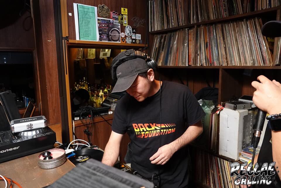 STIFFYBOTHWINGS's tweet photo. Photo by @hdzee127
#reggaecalling #vinyl #records #shinjuku #カブキラウンジ #reggae #dancehall #tokyo https://t.co/cChbsjxKsk