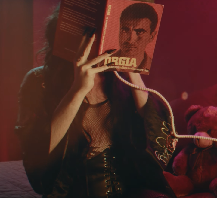 JohnnyHookerGif's tweet photo. vcs estão de olho nos detalhes dos clipes da buneca?
#JH3 https://t.co/5Udenycx76