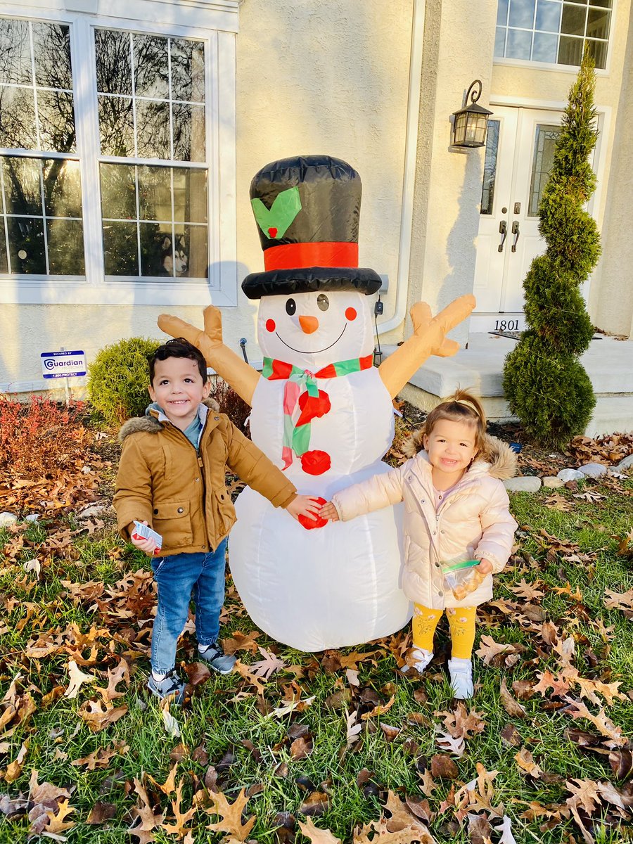 He’s making a list, checking it twice, gonna find out who’s naughty or nice… 🎅🏽🎄🎁 <a href="/Aerial_Gallo/">She. E. O.</a>