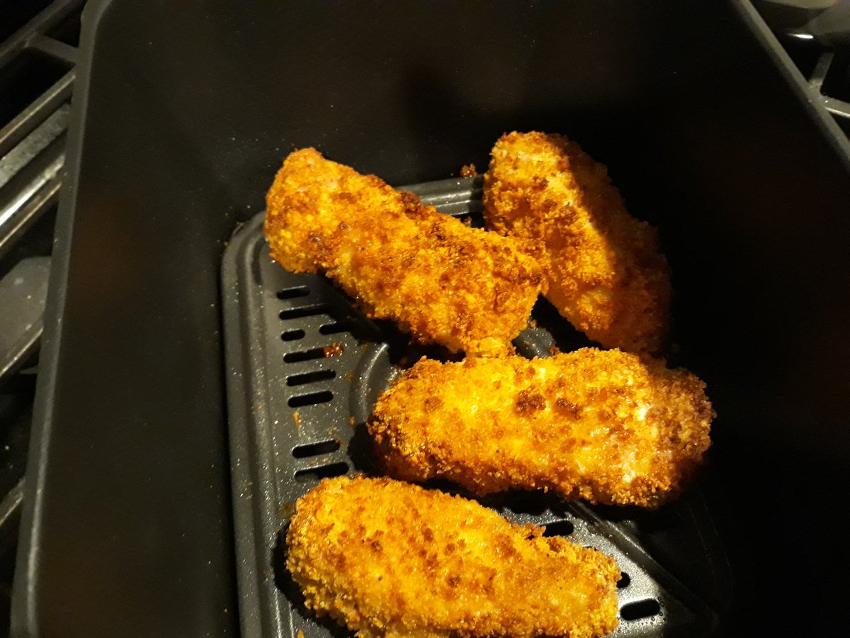 DanielleCyr's tweet photo. Round two with the air fryer and I'm bought in👩‍🍳 https://t.co/L7o4yGVCVX