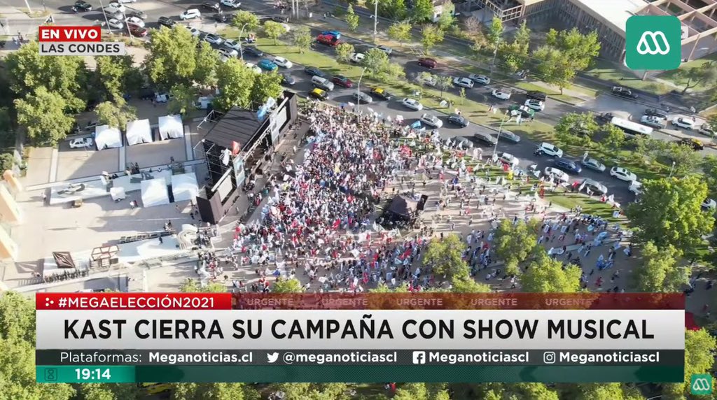 SincomentarioTV's tweet photo. Queda claro quién es de verdad y quién de cartón. Quién tiene apoyo y quien no. La diferencia comienza a notarse mientras más nos acercamos a la votación del domingo. @gabrielboric 
#PresidenteBoric #BoricPresidentedeChile #LaFiestaDeChile #SeMurioLaVieja #CierreDeCampana https://t.co/AAUwxza0Q0