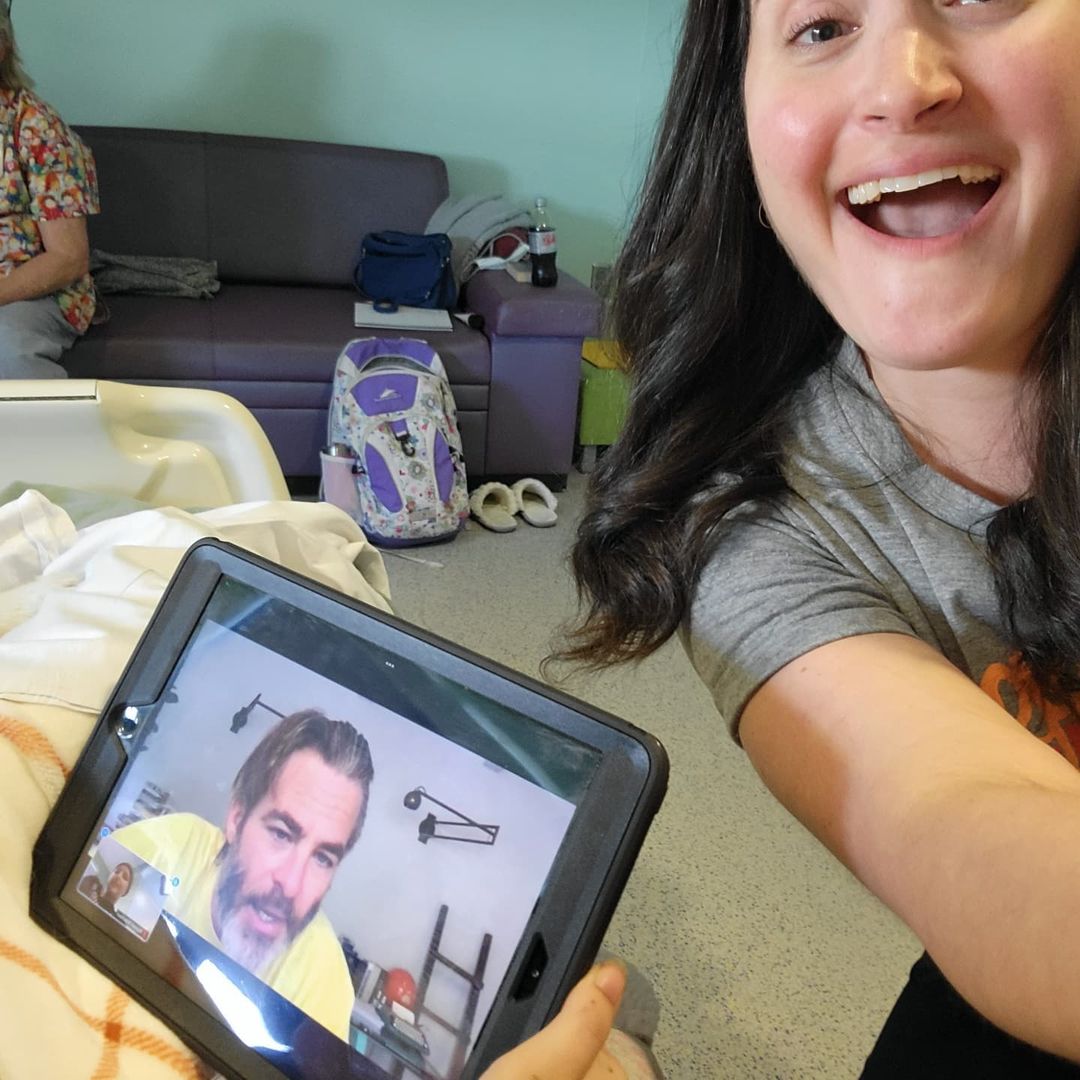 뼈에 생기는 악성 종양?으로 어린이 병원에서 치료받는 Molly라는 친구인데 Children's Miracle Network를 통해 팡니랑 zoom 통화했다고 한다. 팡니 어린이 병원 관련해서 꾸준히 활동하고 있는 거 넘 멋있어. 저 친구는 얼른 건강해졌으면 좋겠다🙏🙏🙏
🔗 instagram.com/mariakahlig/p/…
#ChrisPine