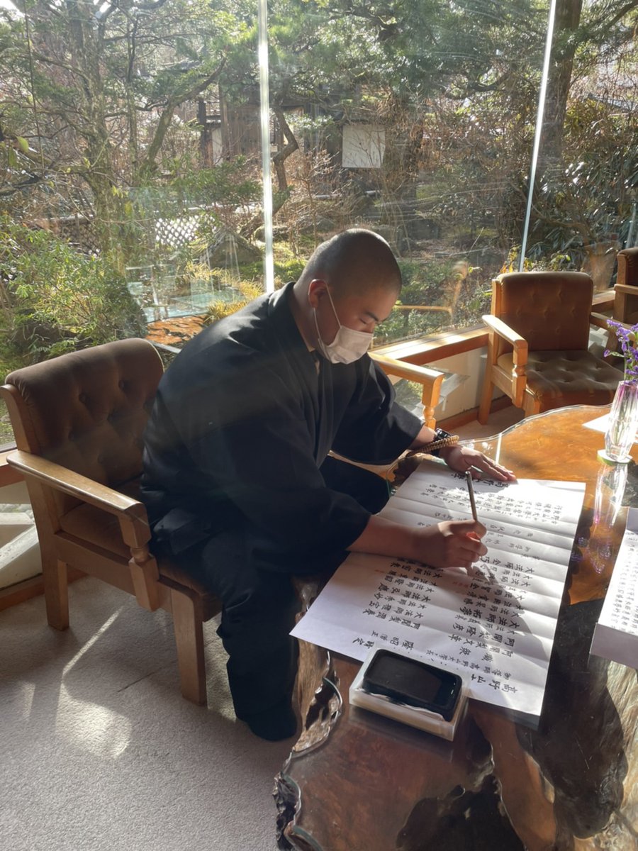 高野山大学 来週は追悼法会 12月21日に 高野山大学教職員並びに先輩物故者追悼法会 が執り行われます 柱の形をした角塔婆 案内と出欠確認のための回覧状の役割を果たす請定 しょうじょう など 学生たちが当日に向けて準備を進めています