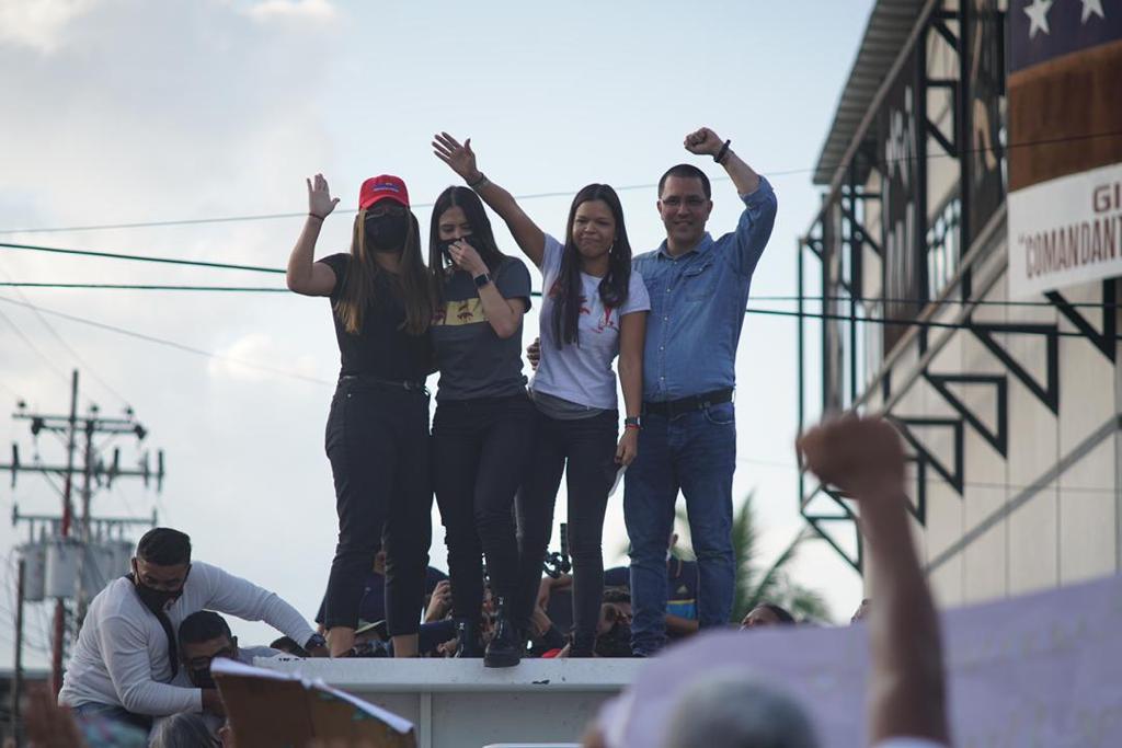 jaarreaza's tweet photo. ¡Se prendió esa en #Sabaneta! Se desbordó la cuna del Comandante Chávez. ¡Frenesí es poco! Tuvimos que subirnos al camión y dirigir desde allí el mensaje. ¡Clase de Pueblo el barinés! Sabaneta siempre está en el corazón del chavismo la atenderemos como se merece. ¡Venceremos! https://t.co/ASIc0Ceptd