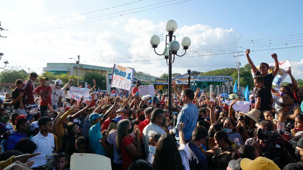 jaarreaza's tweet photo. ¡Se prendió esa en #Sabaneta! Se desbordó la cuna del Comandante Chávez. ¡Frenesí es poco! Tuvimos que subirnos al camión y dirigir desde allí el mensaje. ¡Clase de Pueblo el barinés! Sabaneta siempre está en el corazón del chavismo la atenderemos como se merece. ¡Venceremos! https://t.co/ASIc0Ceptd