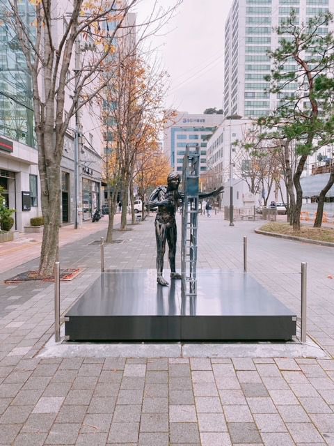 La escultura de #FernandoCano ya está en el lugar de Toluca. La avenida Ciudades Hermanas de Suwon, Corea. @MonicaAlvarezN  @cultura_tol @marthelcano #suwon #sistercity