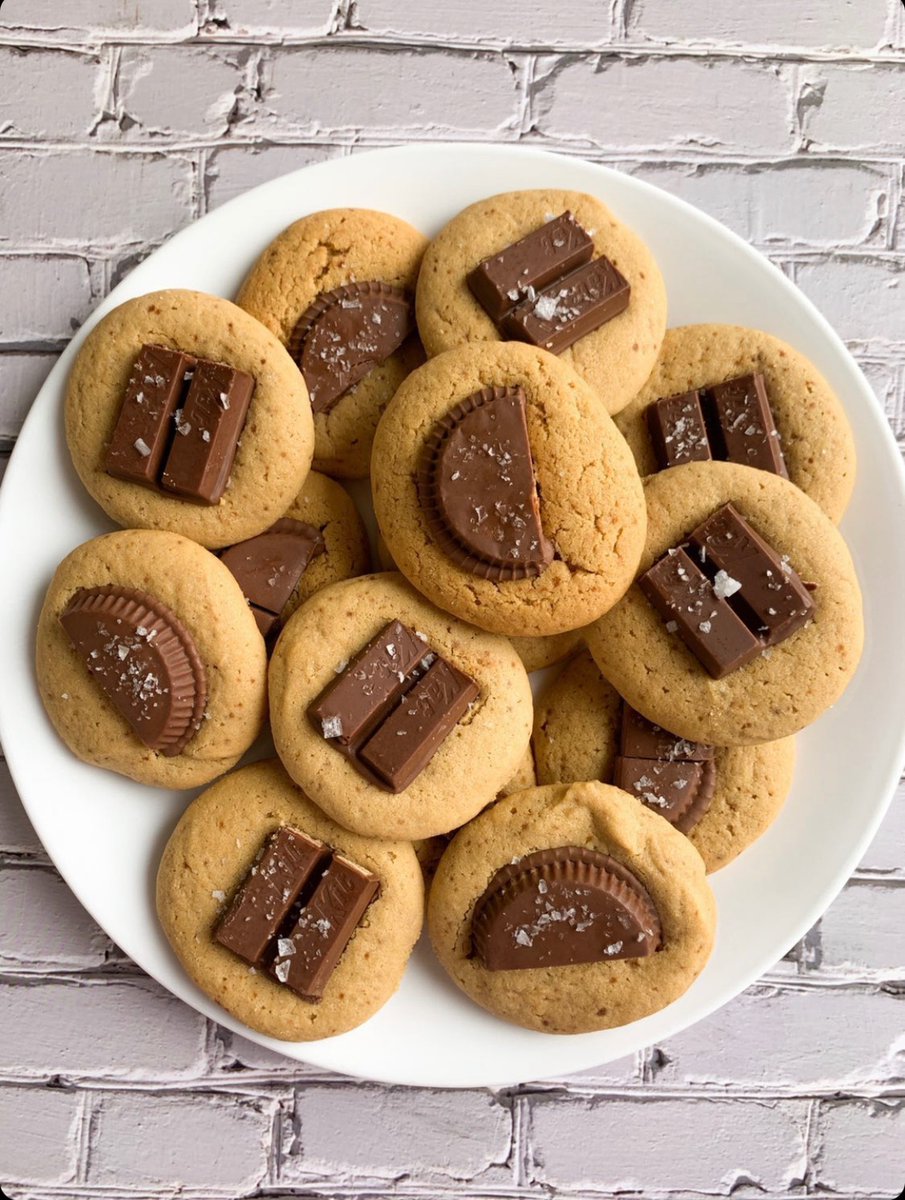 These Healthier Peanut Butter Blossoms are a MUST! hummusapien.com/healthier-pean…