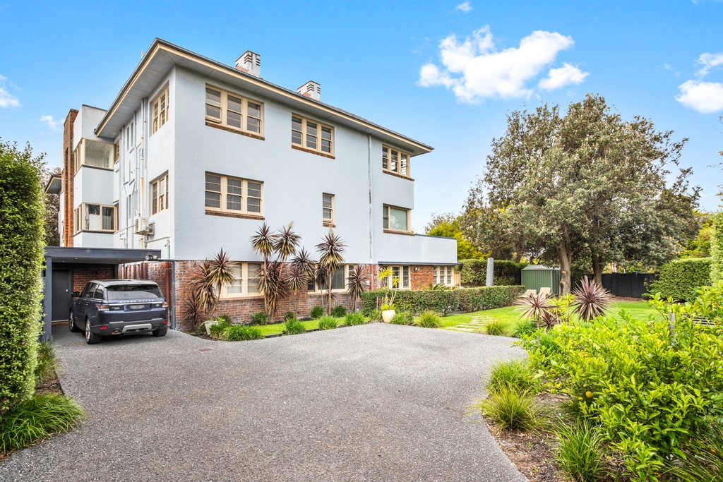 CastranGilbert's tweet image. 8 Mytton Grove, Brighton

Located in Brighton’s Golden Mile with the sand at your door at Brighton Yacht Club and Baths just a boardwalk away, this immaculately presented art deco beauty has enjoyed a stunning and stylish renovation.

l8r.it/EMsl