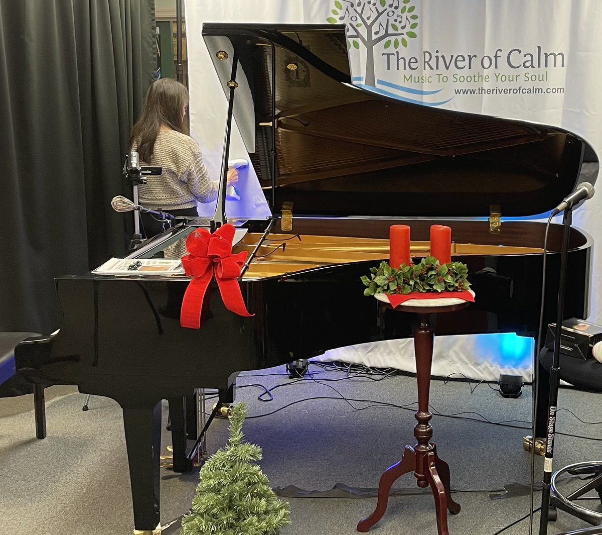 Concert starts at 7pm central time. Tap the link in my Twitter bio on where to watch the livestream. #piano #holiday #concert #theriverofcalm