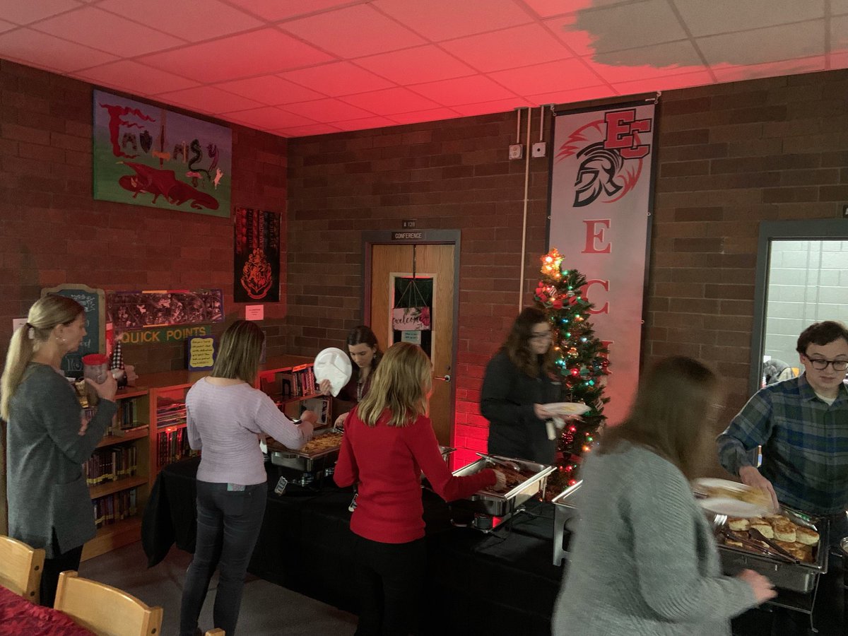 Year of gratitude!  Thank u to ⁦<a href="/osmanfccla/">Brenda Osman</a>⁩ and ⁦<a href="/EastCentralHS/">East Central HS</a>⁩ culinary dept for their hard work in serving our staff!  Great job to our student council for the set up!  Thanks to all, fun to see staff getting together.