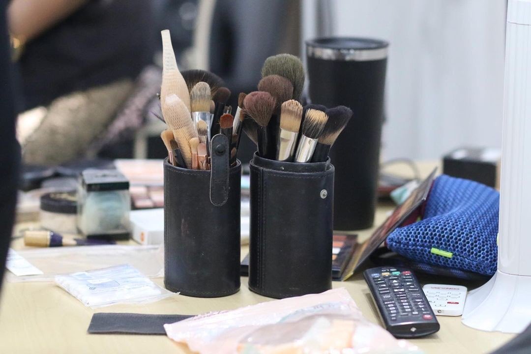belascounlimitd's tweet photo. Raise your hand if you're missing our in-person #MMCModelingWorkshop sessions 🙋‍♀️🙋‍♂️ 

#FlashbackFriday to our make-up class with @heinzrito!

#BelascoUnlimitedSkillsAcademy https://t.co/azLtTQA7m9