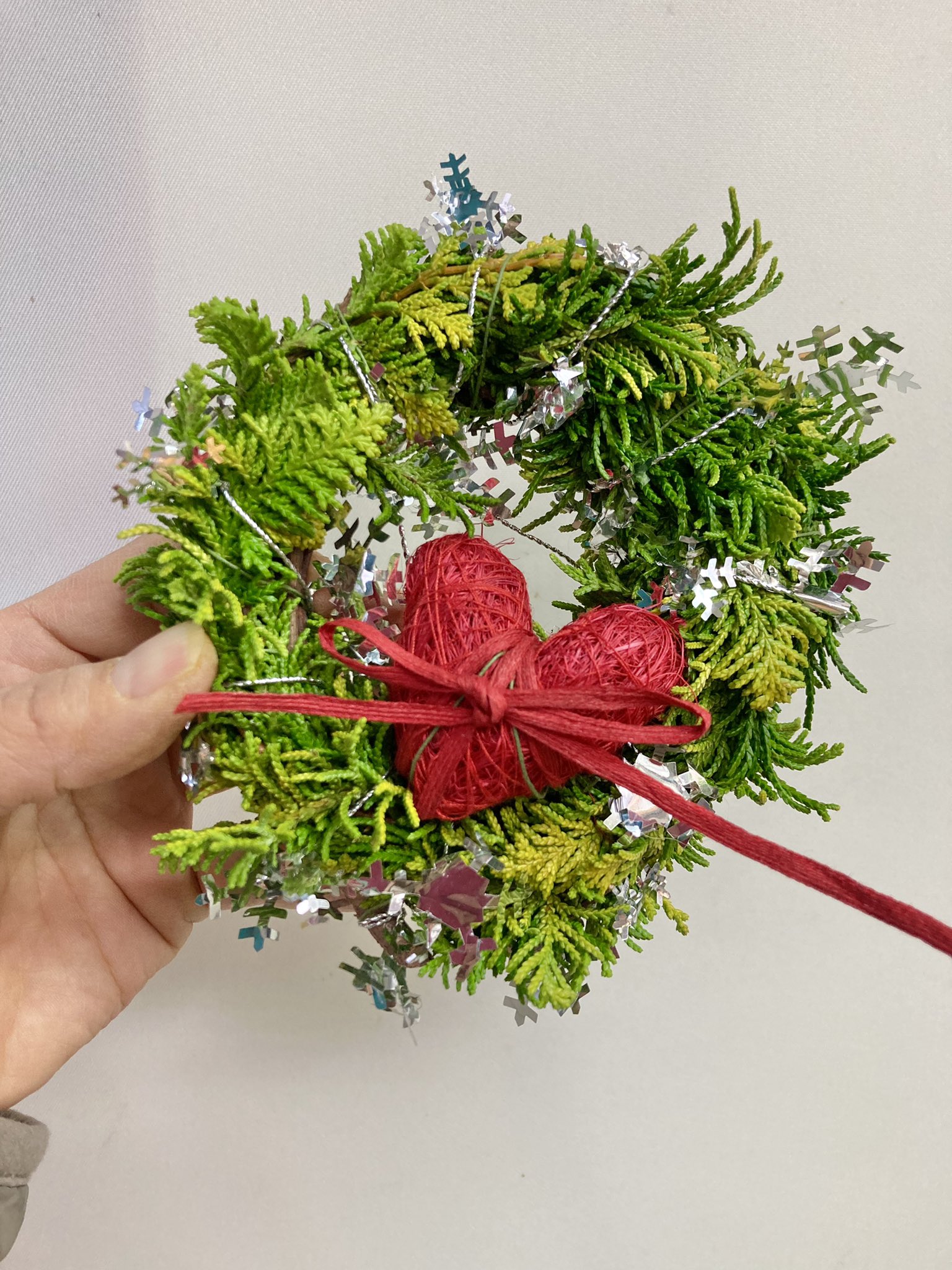 ｒｊフラワー 招き猫の住む花屋 黄金ヒバのリースと さつま杉のリースです どの子がお好きですか ３つ目は売約済み クリスマスリース 手作りリース 京町堀花屋 アールジェイフラワー T Co 7fomqwdwvc Twitter