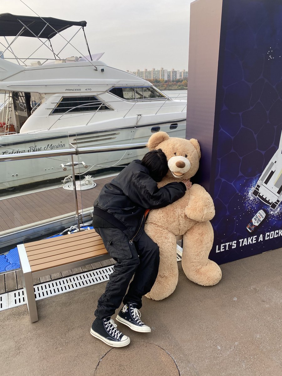 woonggiworld's tweet photo. Eu estou muito triste, até esse urso ganhou um abraço quentinho do Junhyuk e eu não. A partir de hoje eu não gosto mais de ursos de pelúcia 😭 https://t.co/2A1p5O1DW3