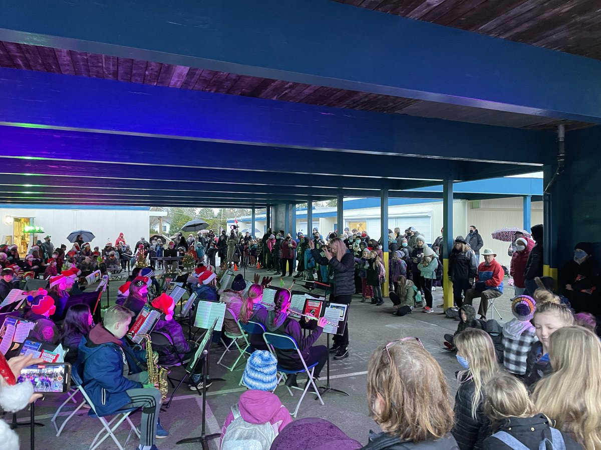 So many great things happening <a href="/Ecole_Southpark/">Ecolesouthpark</a> 
Our Christmas staff paint night party was a huge success!
Followed by a standing room only 😉 outdoor choir and band concert! <a href="/deltasd37/">DeltaSchoolDistrict</a> <a href="/TREEL37/">Taj Reel</a>