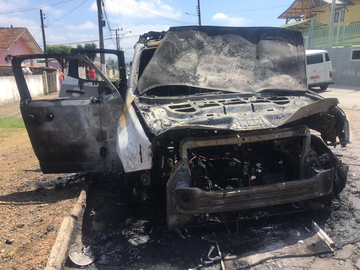 vale_regional's tweet photo. Caso ocorreu por volta das 10 horas.

Uma viatura da Polícia Militar de Santa Catarina pegou fogo na manhã de hoje (16), por volta das 10 horas, na Rua Belizário da Silva Ramos, no bairro Vila Nova, em Lages.

https://t.co/bECUGpjI3l https://t.co/Q42WtcTlcg