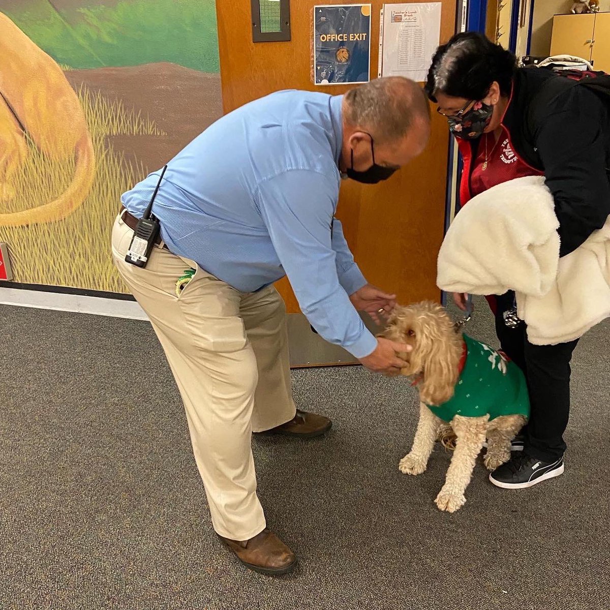 lhmsroar's tweet photo. @sitmeanssit therapy dogs bring joy to everyone especially during the holidays. https://t.co/oVwo3zvcmp