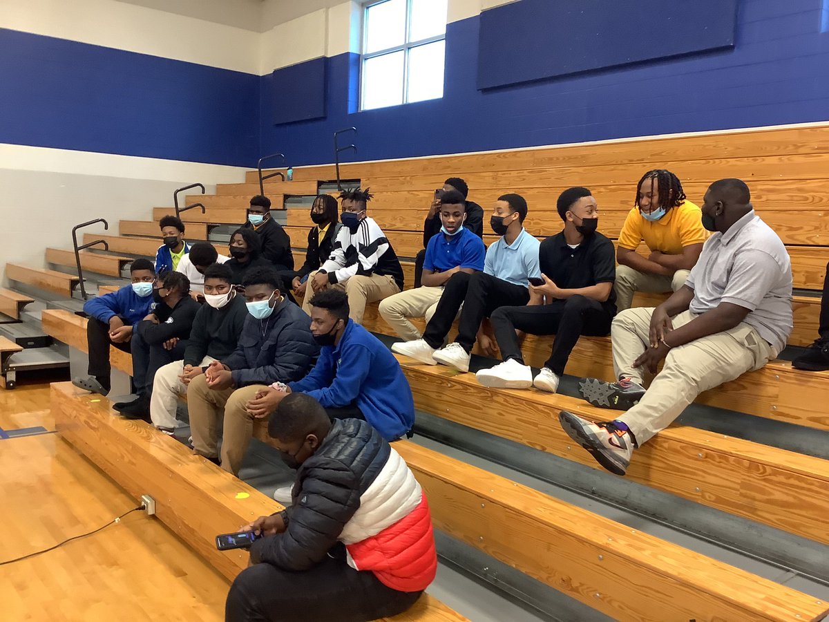 coachjocksample's tweet photo. Great meeting with some of the 8th Graders at Miller Middle School!
#ProtectTheCastle #BuildAFence #ChargerBoys https://t.co/REFwhqLHVQ