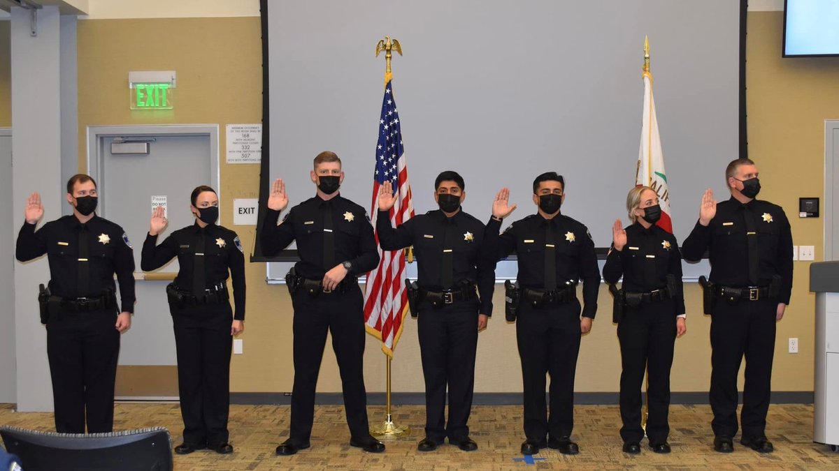 SantaRosaPolice's tweet photo. Work Week Wrap-Up
Happening in Santa Rosa this week, here are some of the highlighted cases and interesting statistics!
Calls for Service:
 ☎️3677 Calls to Dispatch
👮‍♂️1166 Calls handled by Officers
🚓64    Arrests made
  🚘 6   DUI arrests

SRPD welcomed 7 new officers! 👏👮 https://t.co/8SqjGXClDn