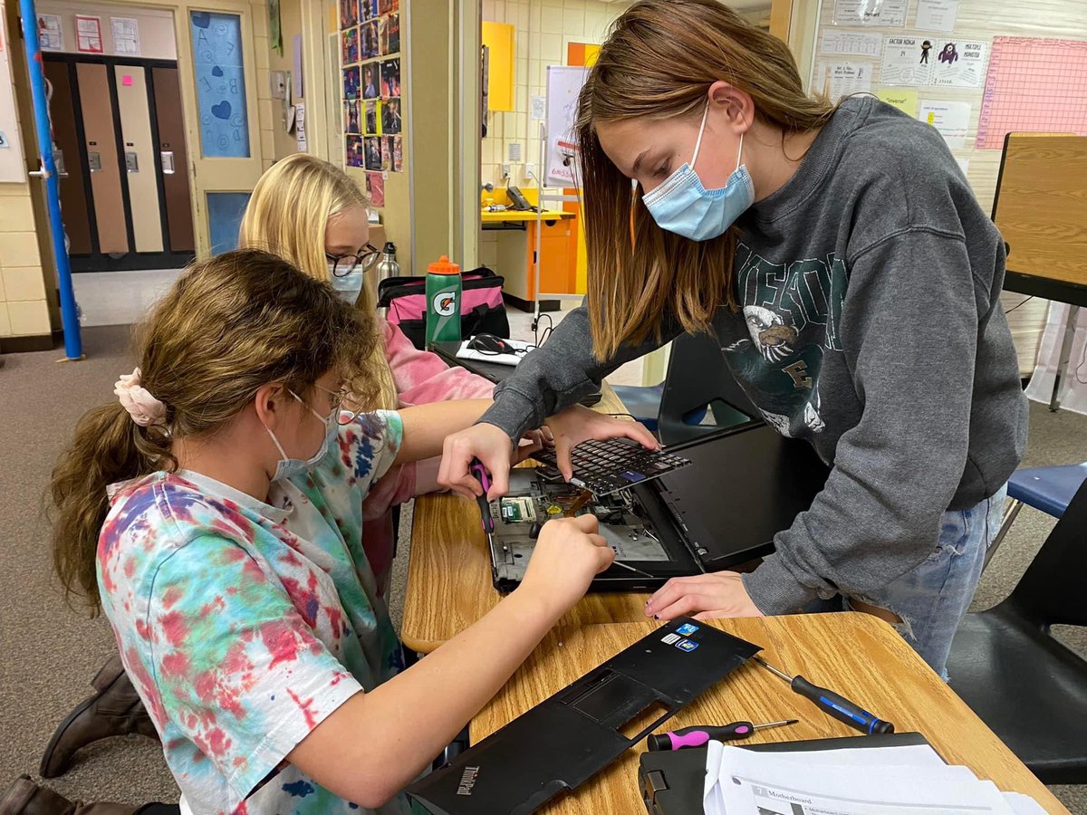 Our 7/8/9 Computer Applications PAA class has been busy learning about the parts of a computer by taking one apart. What fun #handson learning!
<a href="/GSSD204/">Good Spirit SD</a>