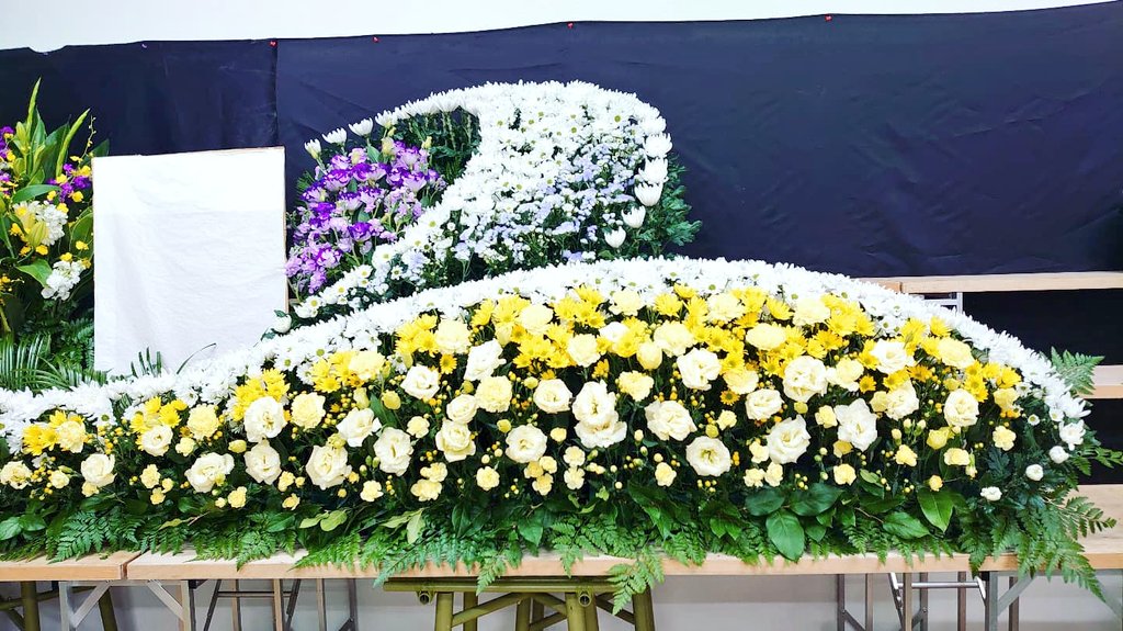 تويتر タネイチ タツヤ على تويتر デザイン指定 制作事例です 生花 生花祭壇 花祭壇 花 祭壇花 生花装飾 菊 フューネラルフラワー 青森県 青森花屋 八戸市 青森市 おいらせ町 三沢市 三戸 二戸 十和田市 五戸町 八戸花屋 アート 芸術 Art