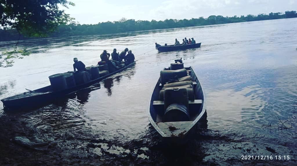 53Brinfs's tweet photo. SEGUN INFORMACIÓNES OBTENIDAS A TRAVES DE PATRIOTAS COOPERANTES, SE TUVO CONOCIMIENTO DE UNA EMBARCACIÓN TIPO CURIARA CON APROXIMADAMENTE VEINTE TAMBORES DE COMBUSTIBLE QUE VENIAN POR EL RIO ORINOCO DESDE EL SECTOR LAS MAJADAS, MUNICIPIO SUCRE  PARA LUEGO INGRESAR AL RIO CAURA https://t.co/l1Bhl1utCf