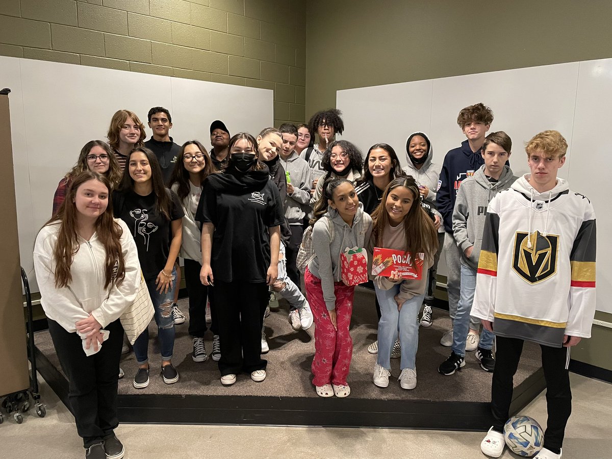 cwaddingVHS's tweet image. AVID 10 celebrating the holidays!! They are a great group ❤️