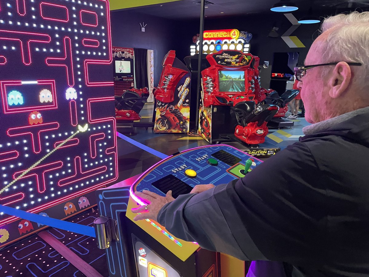The legendary Coach Schugars taking on the world’s largest Pac-Man game at tonight’s national championship celebration! #FerrisTexas21 <a href="/CoachSchugars/">Jack Schugars</a>