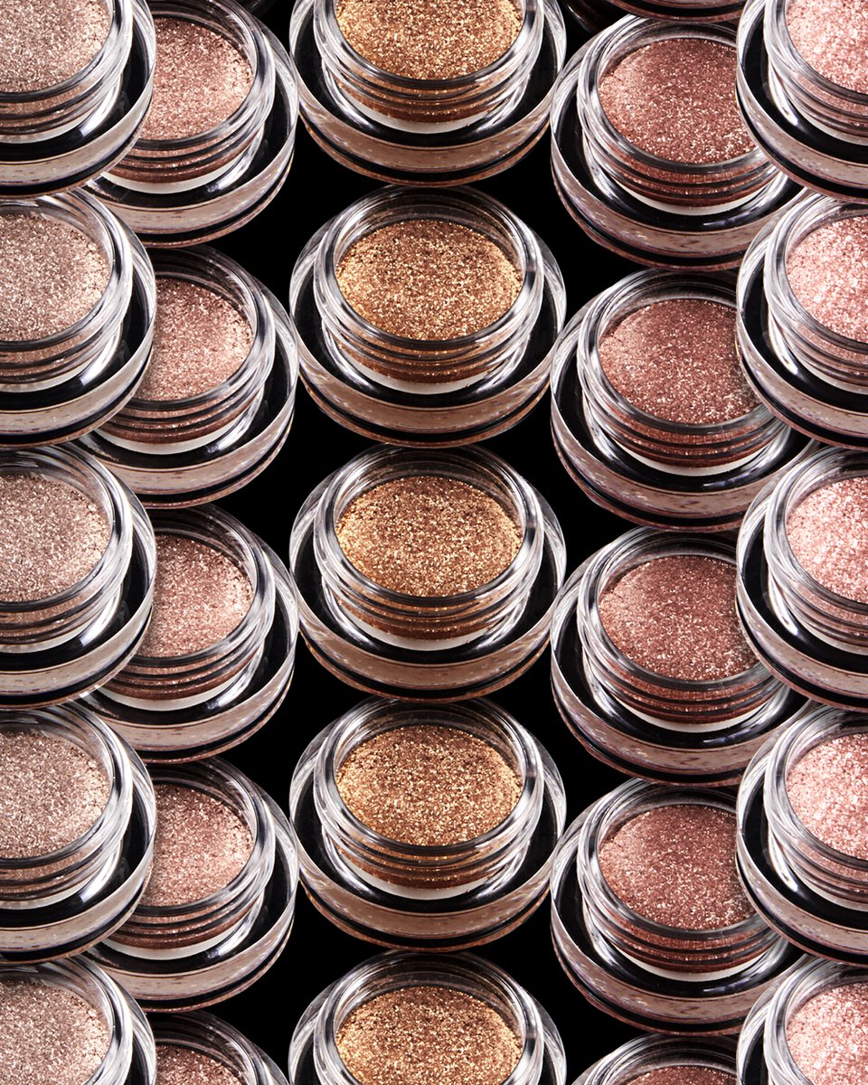 A weightless glitter eyeshadow infused with light-reflecting pearls to create high-impact eyes for all your holiday occasions. 

Featuring: Scattered Light Glitter Eyeshadow 

#HourglassCosmetics