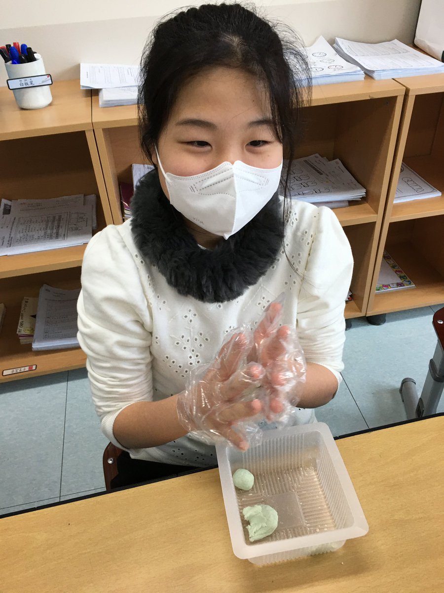 seewenlim's tweet photo. 我们一起来做汤圆(tāng yuán)咯!Let’s make glutinous rice balls together!
#冬至2021 #WinterSolstice #汤圆 #SIS_Learning #SIS_ES #SIS_MS
@SeoulSchool https://t.co/XD6Foxk4iI