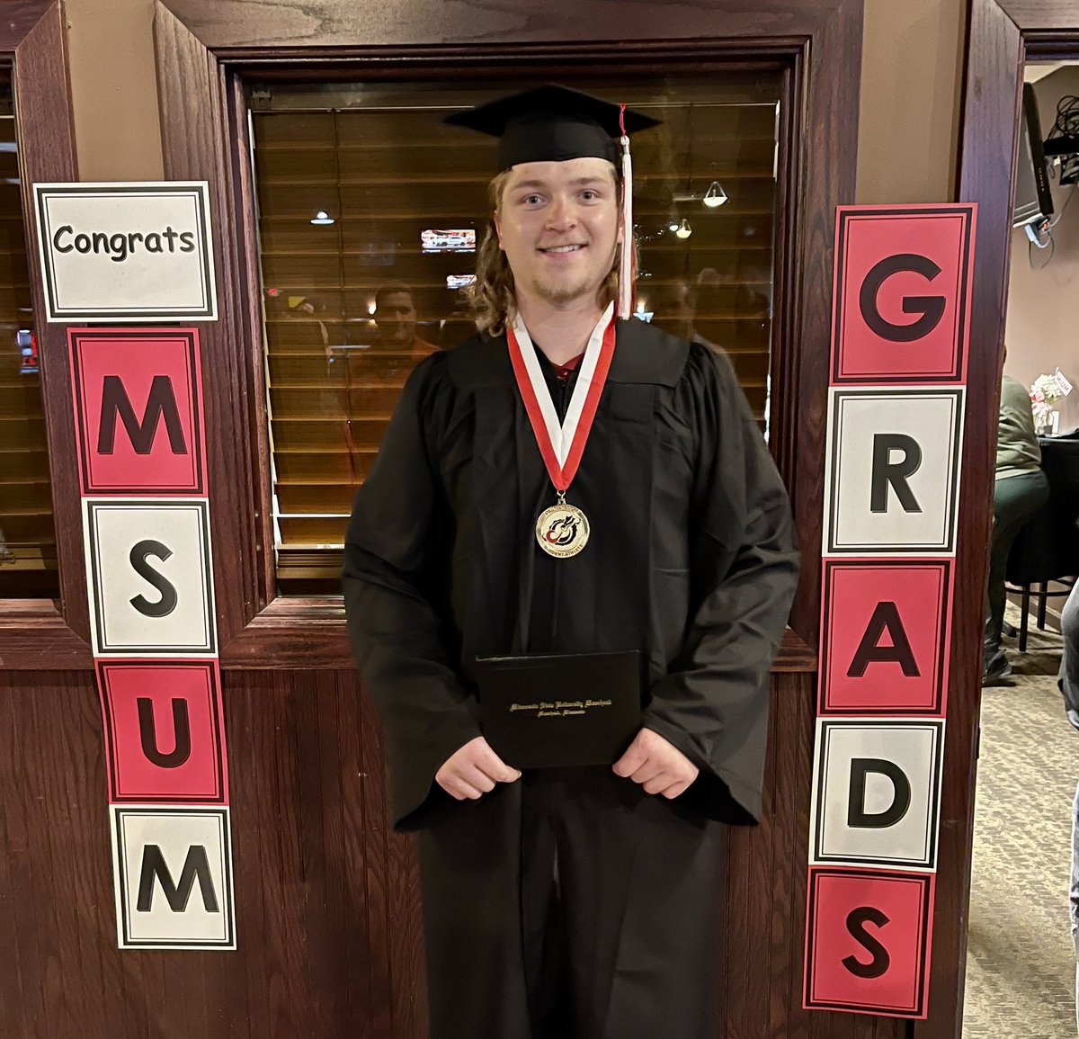 DebbieMagnuson's tweet image. Congrats Jordan ✅degree earned Criminal Justice and Sociology + dual sport athlete + great friends and priceless memories ❤️