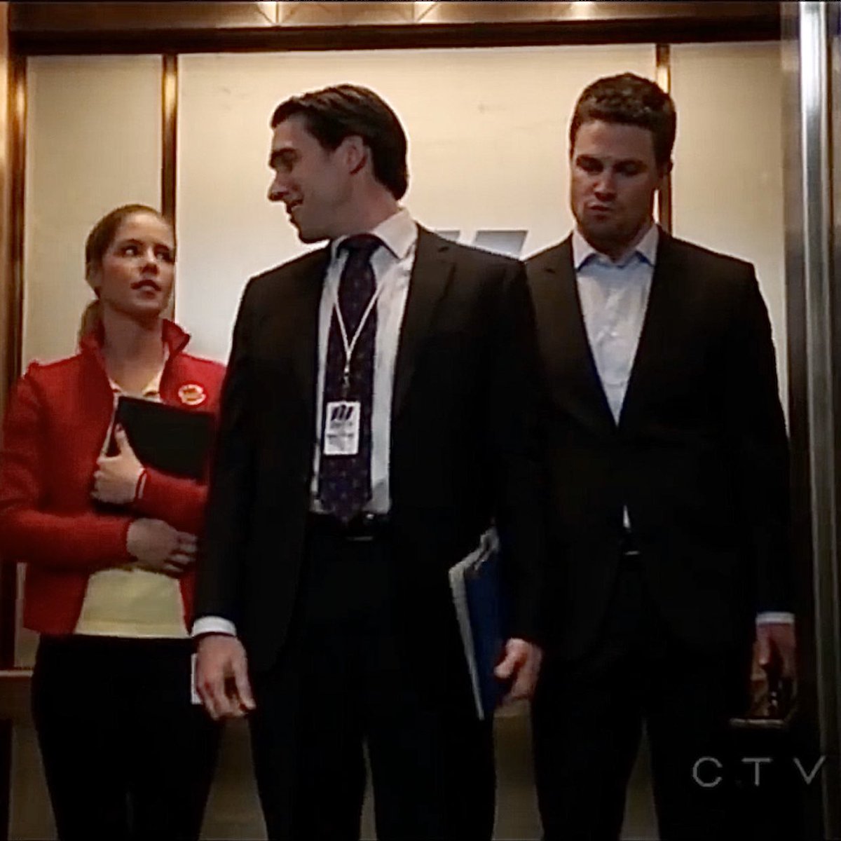 smoakcwarrow's tweet photo. Jealous Oliver was so petty to this random guy that hit on Felicity 😂😱😈🏹 #Olicity #arrow https://t.co/JHMM6G8kHw