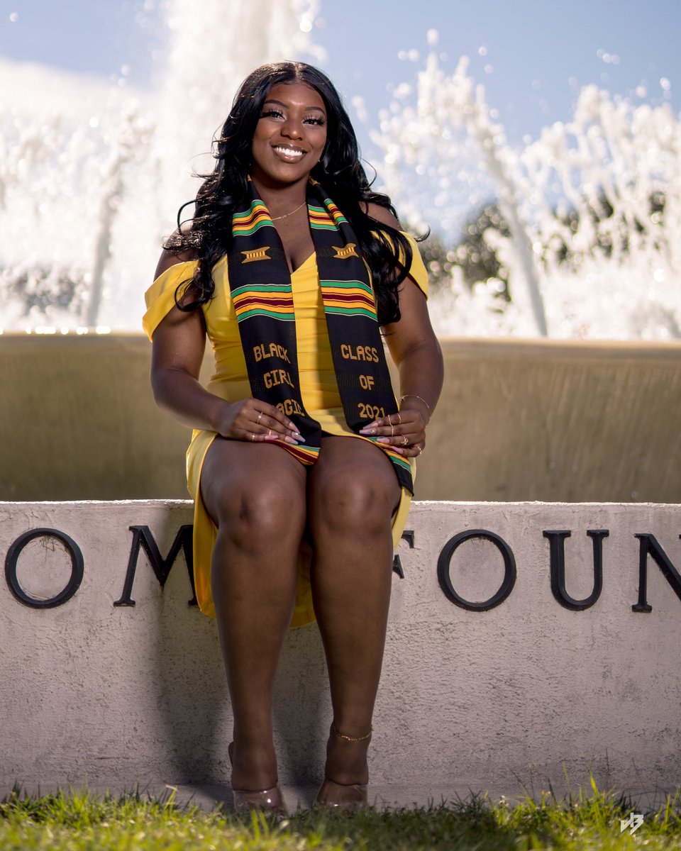 queentaylaa's tweet photo. Nursing school was hard, but I worked even harder 💪🏾👩🏾‍⚕️✨. #classof2021 #blacknurse https://t.co/GldZJg0v6V