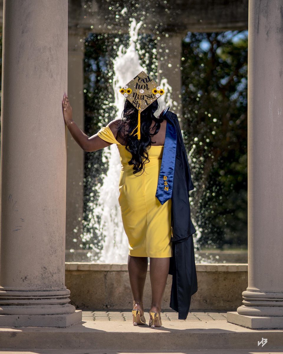 queentaylaa's tweet photo. Nursing school was hard, but I worked even harder 💪🏾👩🏾‍⚕️✨. #classof2021 #blacknurse https://t.co/GldZJg0v6V