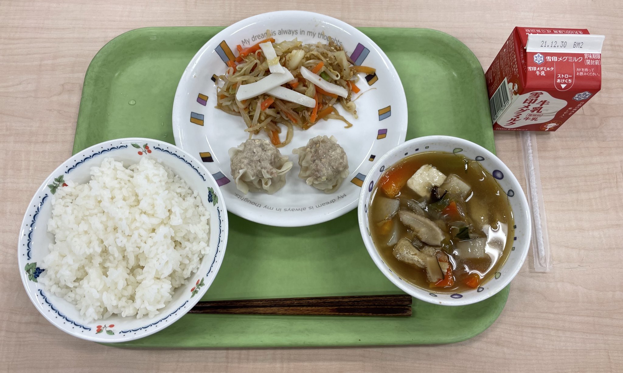 港区立港南小学校 今日の給食は神奈川県の郷土料理です 幕末に横浜港が開かれ 様々な外国の文化が日本に入ってきました しゅうまいもその一つで もともとは中国の料理ですが 日本人の好みに合わせて生まれ変わり 日本の食文化として定着しました