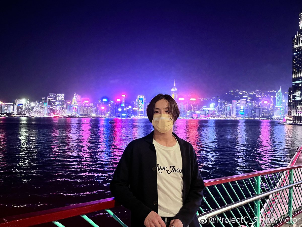 THVictorLiu's tweet photo. (1/2)
🌹วิวกลางคืนก็สวย (ช่วงนี้ผมสบายดี~)

//วิคเตอร์มาอัพรูปให้แฟนๆได้หายคิดถึงกันค่ะ
#หลิวฟู่เจี๋ย #JYPETRAINEES #ProjectC #JYPChina #LiufuJie #刘傅杰 https://t.co/wt0alzrXu2