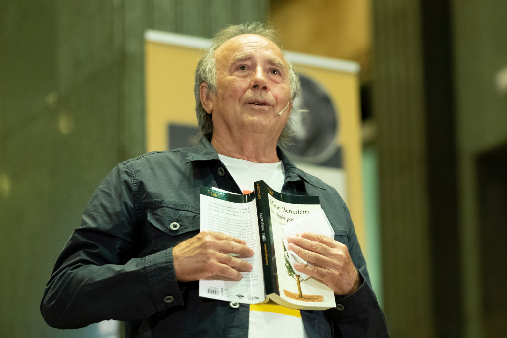 adnradiochile's tweet photo. VIDEO | Joan Manuel Serrat: "Si yo fuese chileno, me levantaría temprano e iría a votar feliz por Gabriel Boric" https://t.co/szTyV8plaL https://t.co/zifYHmLVZx