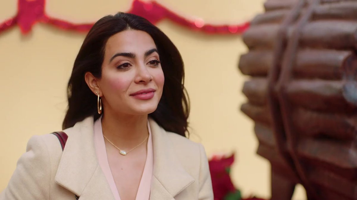 lightwoods_br's tweet photo. ATUALIZAÇÃO DA GALERIA #EmeraudeToubia 

Capturas, stills, pôsteres e promoshoot da @EmeraudeToubia no filme "Holiday in Santa Fe" - https://t.co/B2vGjC4brV https://t.co/U3CnAooNLk