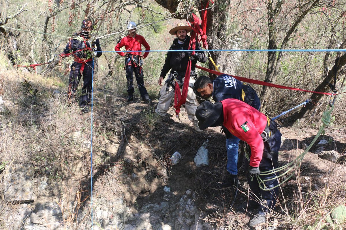 CBPEHidalgo's tweet photo. Por segundo día consecutivo, la #CBPEH en coordinación con el H. Cuerpo de Bomberos y la Unidad Canina de la @SSP_Hidalgo y en compañía de familiares de Personas  Desaparecidas, llevó a cabo acciones de búsqueda generalizada en tiros de mina ubicados en el municipio de #Pachuca https://t.co/vLGoAC0msw