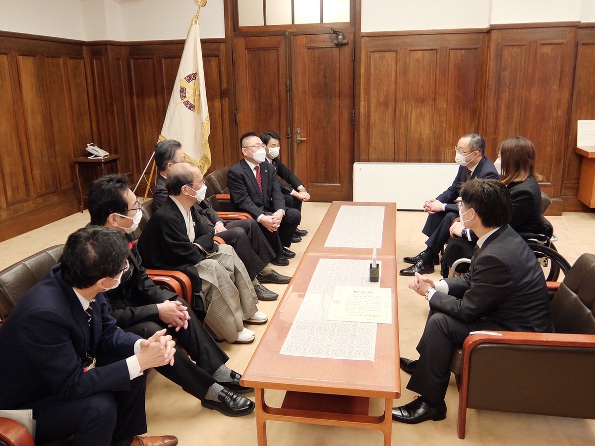 12月17日、京都市スポーツ栄誉賞が東京パラリンピック女子車椅子バスケで6位入賞を果たした柳本あまね選手に贈られ、田中議長や国本文化環境委員長と共に参列しました。 上京区出身の柳本選手は私の長女と同じ大学とのことで、光栄にもツーショット撮影して頂きました。今後の活躍を心より期待します！